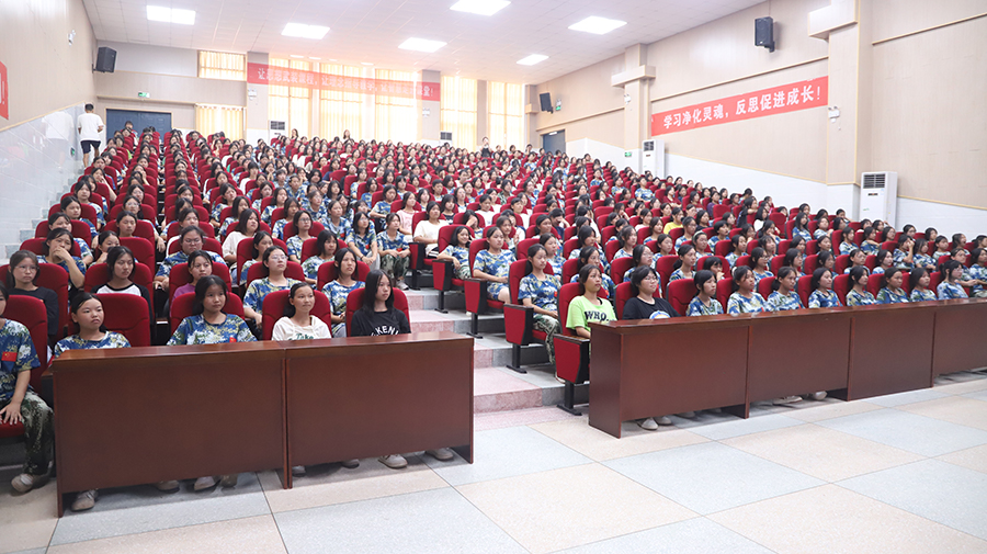 時光不語，靜待花開——懷化市新晃恒雅高級中學舉辦女生青春期健康教育講座